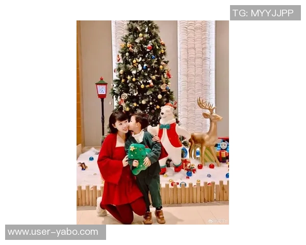 亲子装亮相塔图姆分享圣诞节与萌娃Duece的温馨时刻